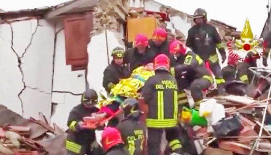 Canale Monterano - I vigili portano in salvo una persona