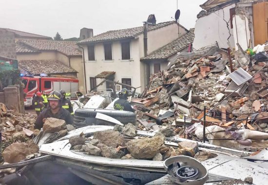 Canale Monterano - I vigili del fuoco tra le macerie della palazzina