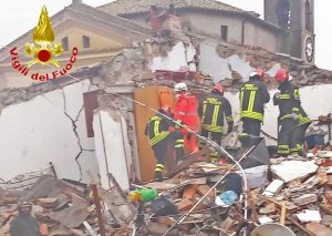 Canale Monterano - I vigili del fuoco tra le macerie della palazzina