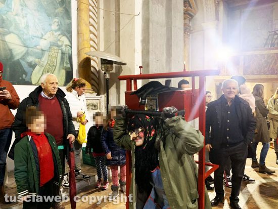 Viterbo - La Befana porta i dolcetti per i figli e nipotini dei facchini di Santa Rosa