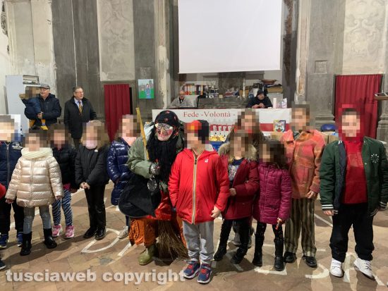 Viterbo - La Befana porta i dolcetti per i figli e nipotini dei facchini di Santa Rosa