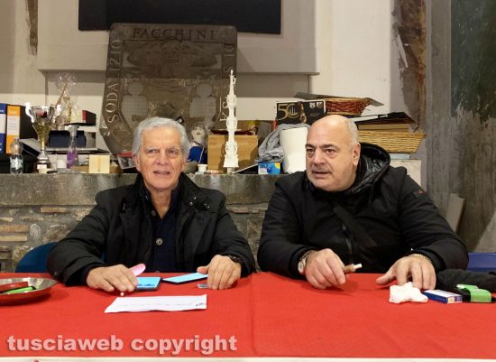 Viterbo - La Befana porta i dolcetti per i figli e nipotini dei facchini di Santa Rosa - Da sinistra Massimo Mecarini e Sandro Rossi