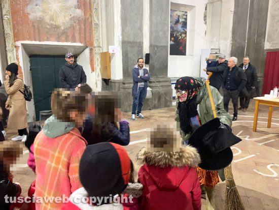 Viterbo - La Befana porta i dolcetti per i figli e nipotini dei facchini di Santa Rosa