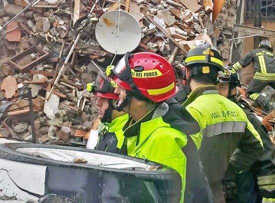 Canale Monterano - I vigili del fuoco tra le macerie della palazzina