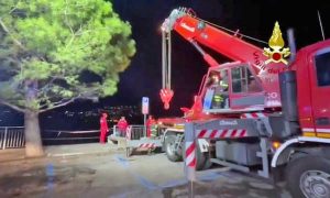 Auto finisce nel lago di Como