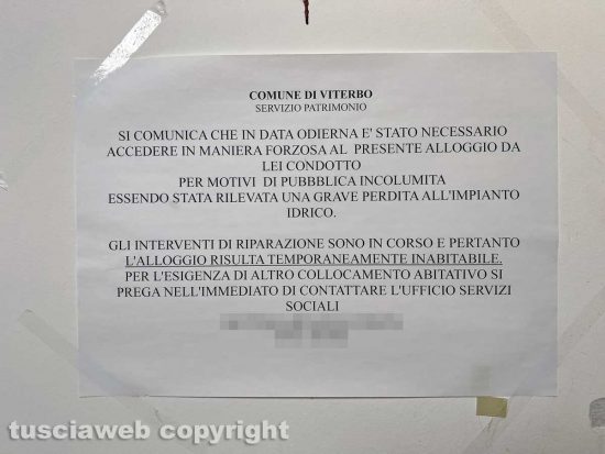 Viterbo - L'avviso affisso accanto all'appartamento del cortile di piazza San Carluccio