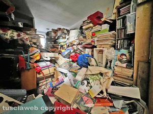 Viterbo - L'appartamento del cortile di piazza San Carluccio ridotto a discarica