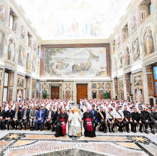 Roma - Papa Francesco all'udienza con i facchini del Sodalizio di Santa Rosa