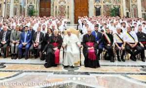 Roma - Papa Francesco all'udienza con i facchini del Sodalizio di Santa Rosa