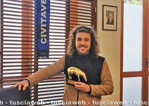 Daniele Perello con il "tapiro"