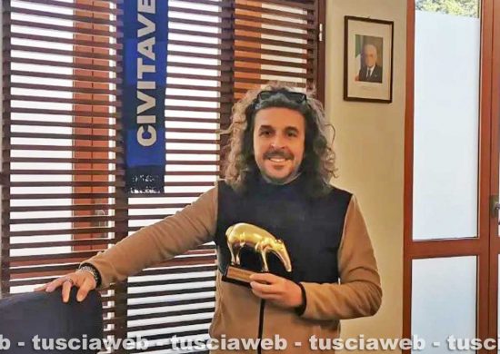Daniele Perello con il "tapiro"