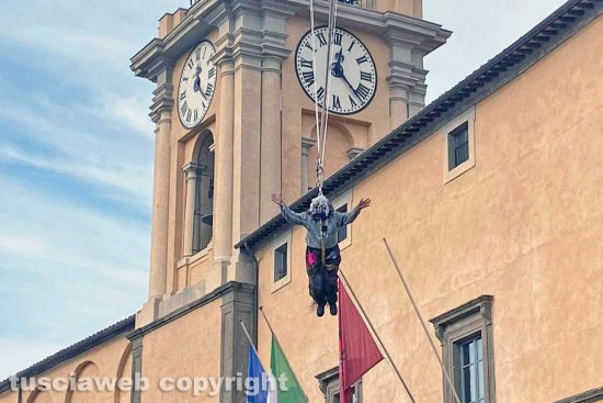 Tarquinia - La Befana dei vigili del fuoco