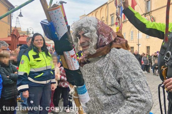 Tarquinia - La Befana dei vigili del fuoco