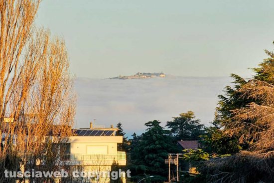 Viterbo - Montefiascone che emerge dalla nebbia visto dal quartiere Murialdo