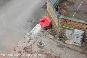 Viterbo - Divano abbandonato all'incrocio tra via Asiago e via Oslavia