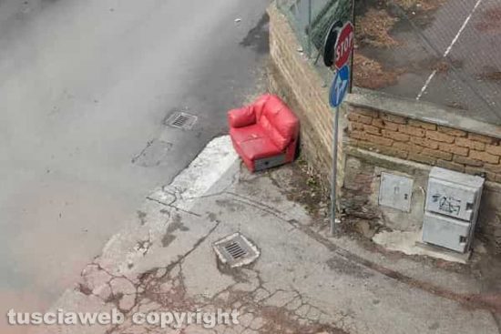 Viterbo - Divano abbandonato all'incrocio tra via Asiago e via Oslavia