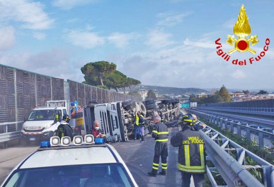 Santa Marinella - Un'autocisterna si ribalta sull'A12