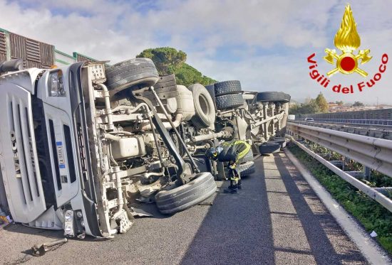 Santa Marinella - Un'autocisterna si ribalta sull'A12