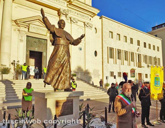 Civitavecchia - Inaugurata la statua di Papa Giovanni II