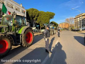 Viterbo - Trattori alla rotonda del centro commerciale e via Garbini