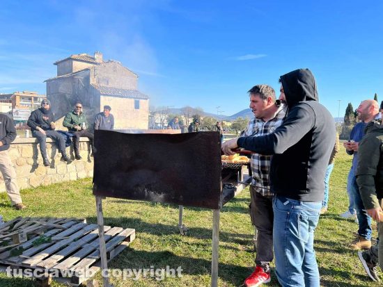 Viterbo - Trattori alla rotonda del centro commerciale e via Garbini