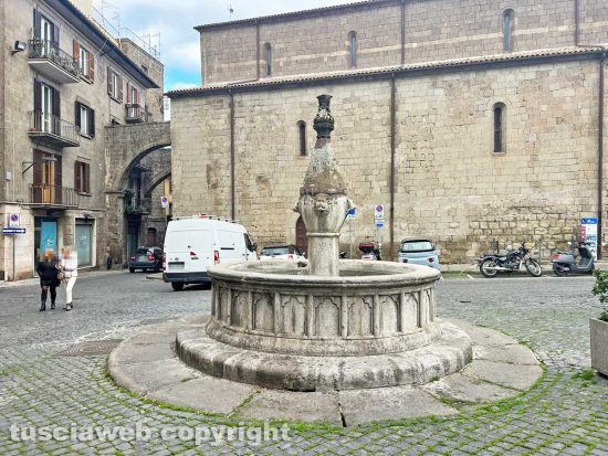 Viterbo - La fontana di piazza Dante