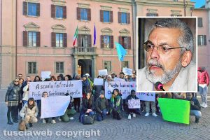 Viterbo - La manifestazione di studenti e docenti del Cpia in piazza del Plebiscito - Nel riquadro Alfonso Antoniozzi