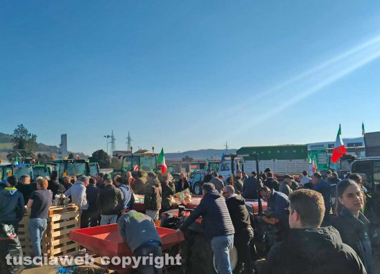 Orte - Agricoltori in protesta al casello autostradale