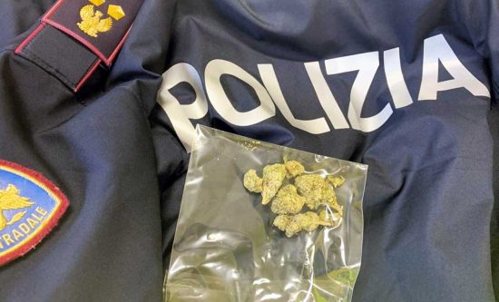 Orvieto - Soccorsi con l'auto in panne, vengono trovati con la droga