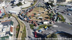 Orte - Agricoltori bloccano il casello