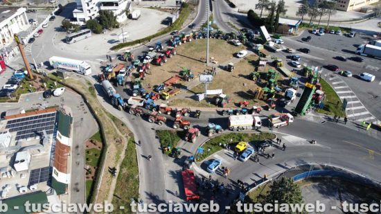Orte - Agricoltori bloccano il casello