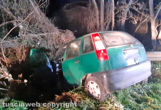 Tobia - Si scontra con un’altra auto e finisce nel dirupo sfondando il guard-rail