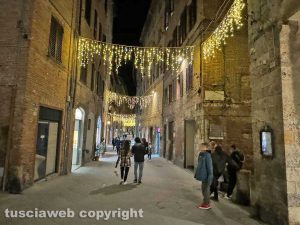 Siena - Una via del centro storico addobbata per Natale