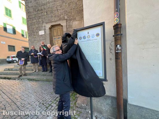 Viterbo - Il pannello con il testo dell’epigrafe