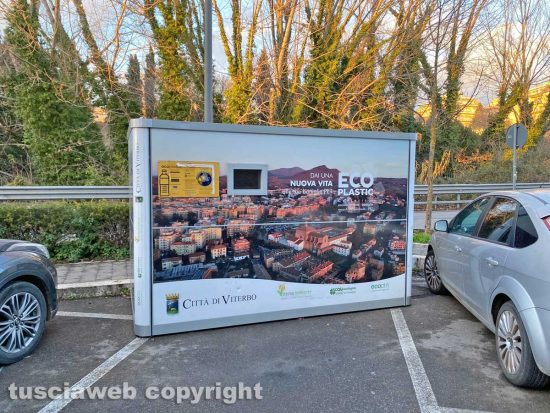 Cassonetto conferimento ecoplastic in via Genova