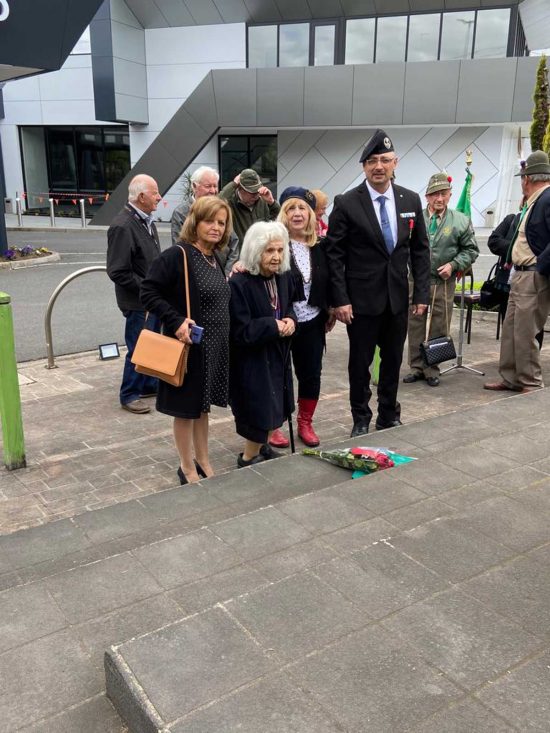 Melbourne - Licia Marinelli con le figlie a una manifestazione patriottica in Australia