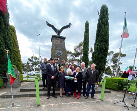 Melbourne - Licia Marinelli davanti a un monumento in Australia