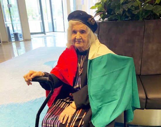 Melbourne - Licia Marinelli con la bandiera salvata