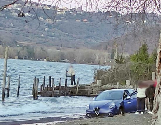 Montefiascone - L'auto insabbiata sul lungolago
