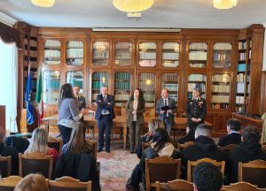 Viterbo - Prefettura - La targa consegnata all'istituto Orioli