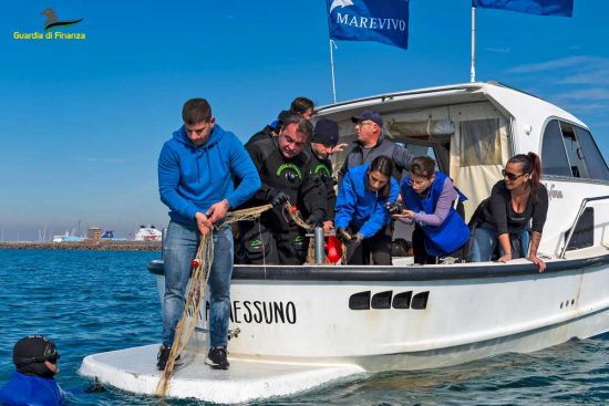 Civitavecchia - Guardia di finanza - Recuperata rete di 200 metri