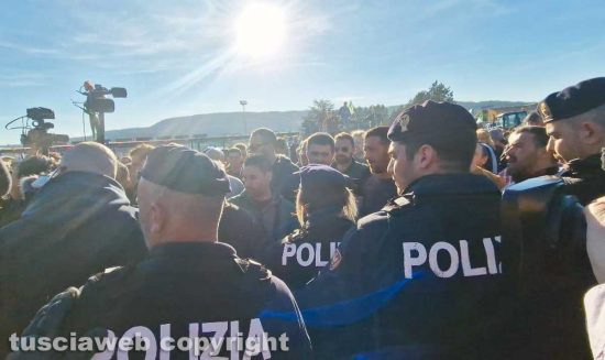 Protesta agricoltori a Orte - L'intervento del reparto mobile della polizia