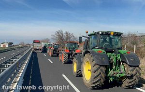 Tarquinia - I trattori bloccano l'Aurelia
