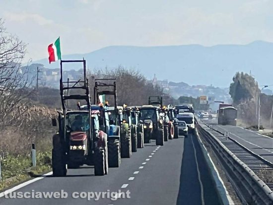 Tarquinia - I trattori bloccano l'Aurelia