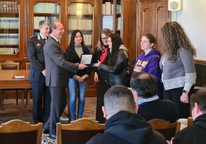 Viterbo - Prefettura - La targa consegnata all'istituto Orioli