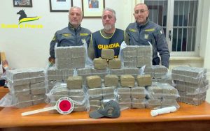 Guardia di finanza - I 125 chili di hashish sequestrati