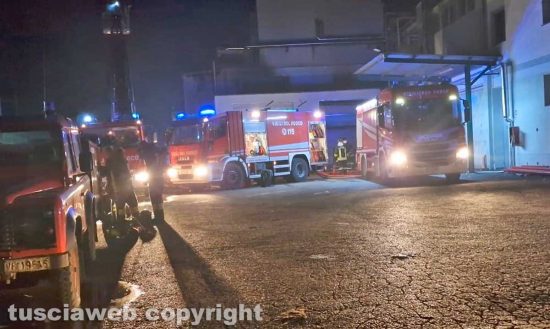 Viterbo - Union Printing in fiamme - L'intervento dei vigili del fuoco