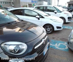 Viterbo - Macchine occupano i posti per disabili a Belcolle