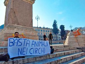Roma - Imbrattata la fontana a piazza del Popolo