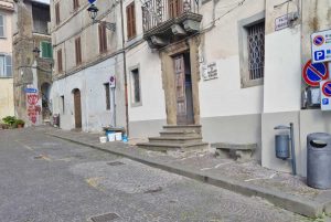 Bassano Romano - Ripulite le scritte sulla facciata del comune